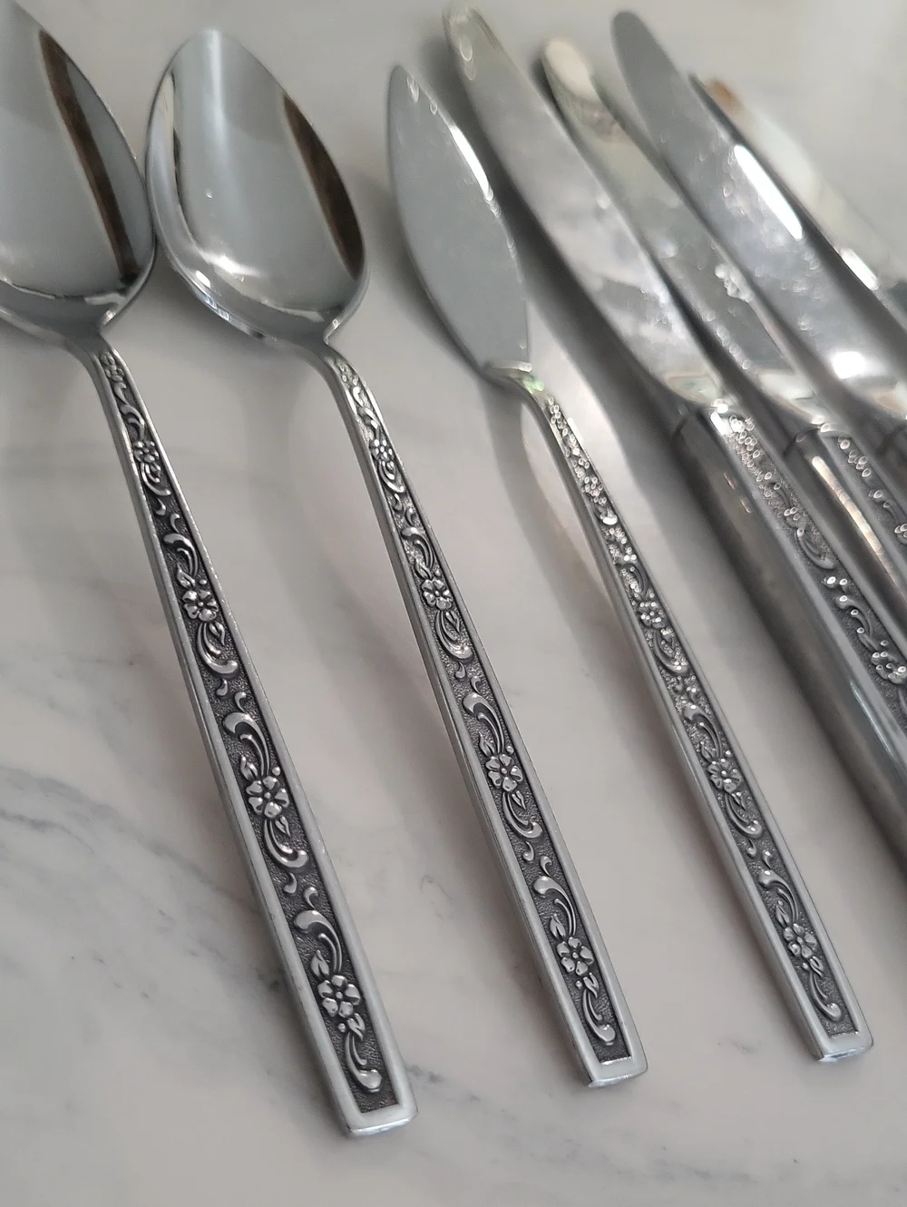 MiracleMaid Stainless Flatware 2 Teaspoons, 1 Serving Knife, 4 Butterknives